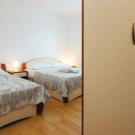Four-bedroom Holiday In Σπίτι διακοπών Posedarje