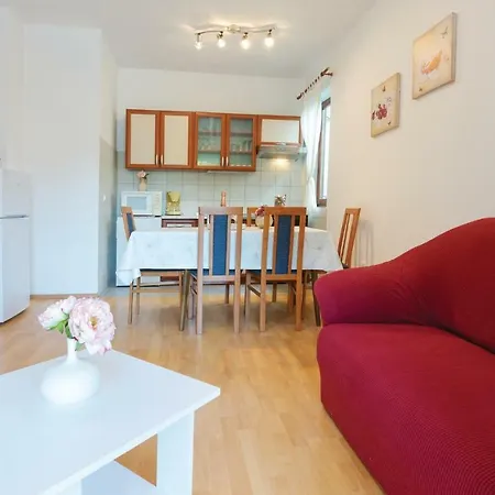 Four-bedroom Holiday In Posedarje