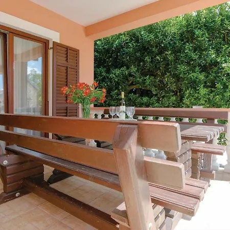 Four-bedroom Holiday In Posedarje